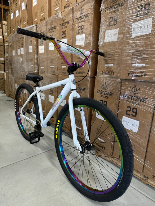 Throne Goon White Oil Exclusive Drop – Only At Planet Of Bikes The Goon 29" fixed-gear urban bike is designed for street riding and general destruction.! It has a 16T fixed cog and rear brake, but it can be configured in a variety of ways.